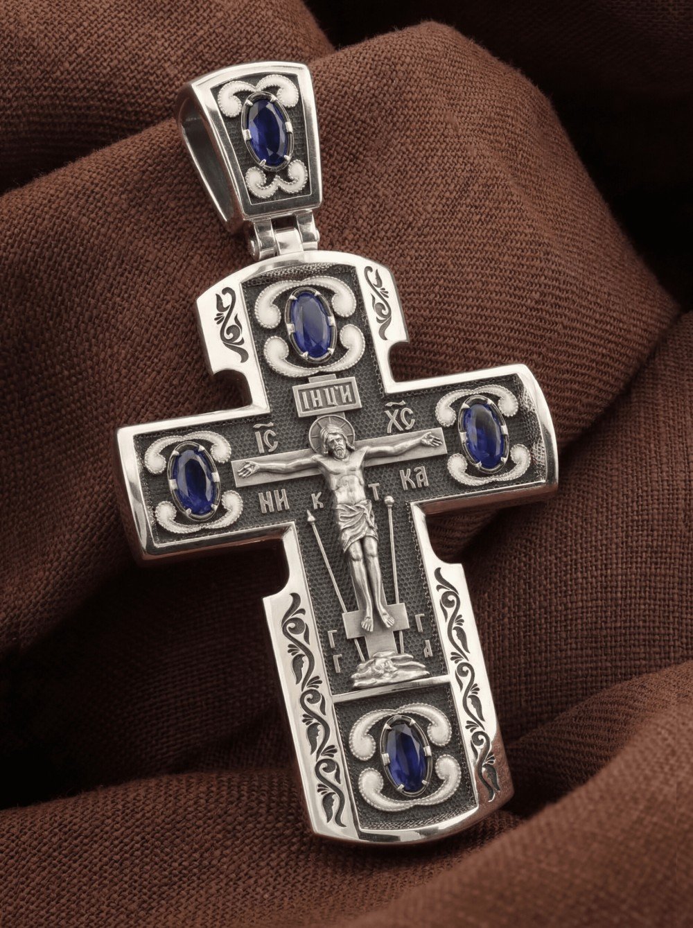Крест из белого золота c эмалью и сапфиром