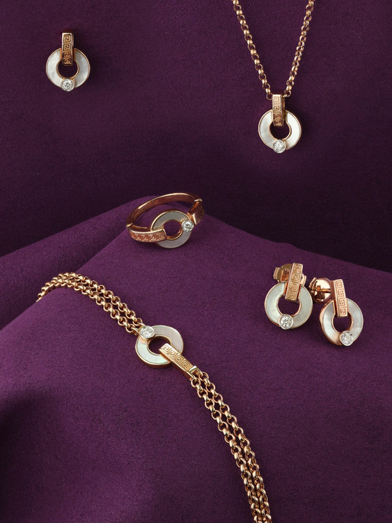 Колье из золота c бриллиантами и перламутром