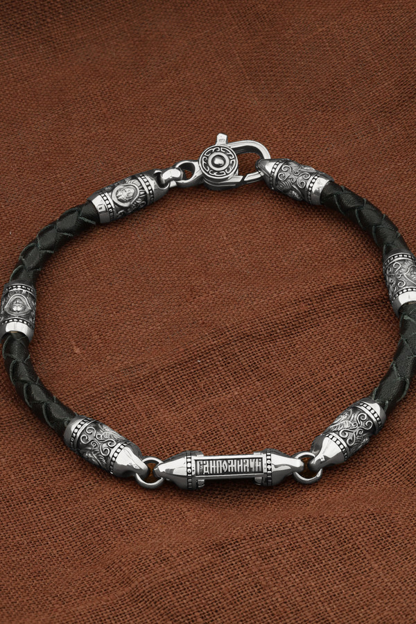 Браслет из белого золота c кожаным шнурком и ониксом
