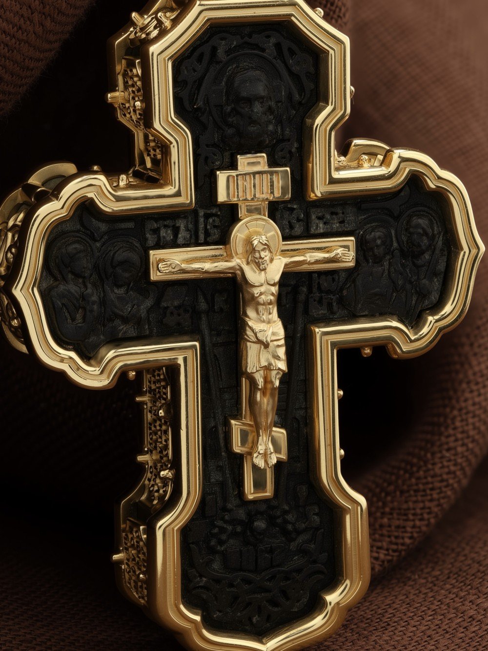 Крест из лимонного золота c эбеновым деревом