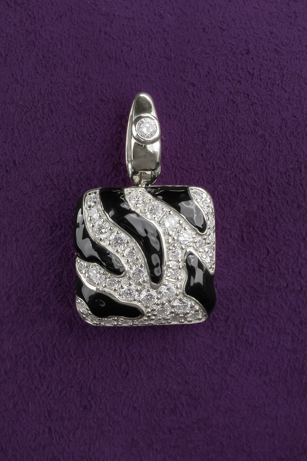 Подвеска из белого золота c эмаль и бриллиантами