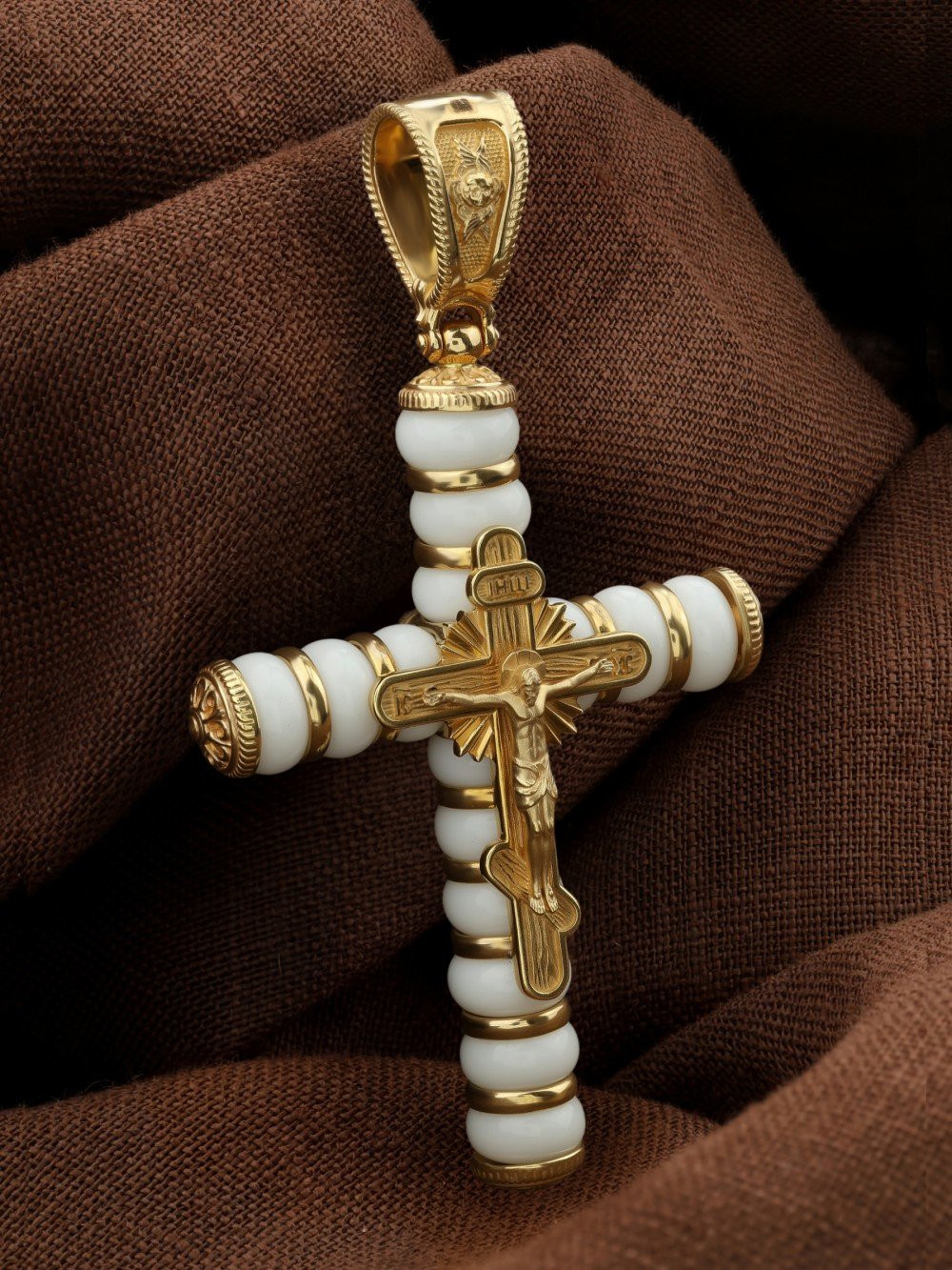 Крест из лимонного золота c агатом