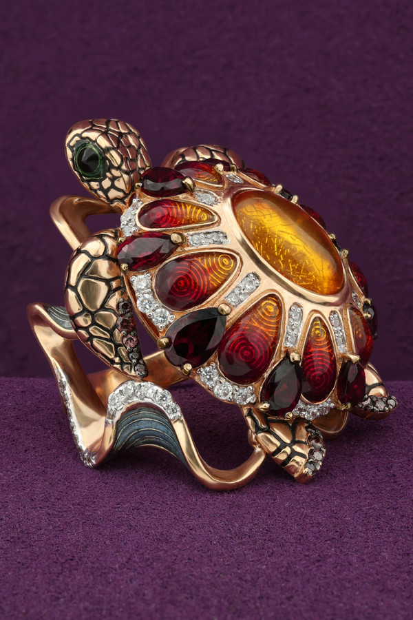 Кольцо из золота c эмаль , фианитом, гранатом и янтарём