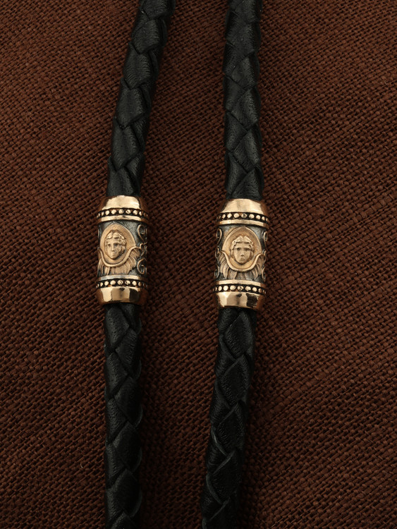 Шнурок кожаный из золота c кожаным шнурком и ониксом