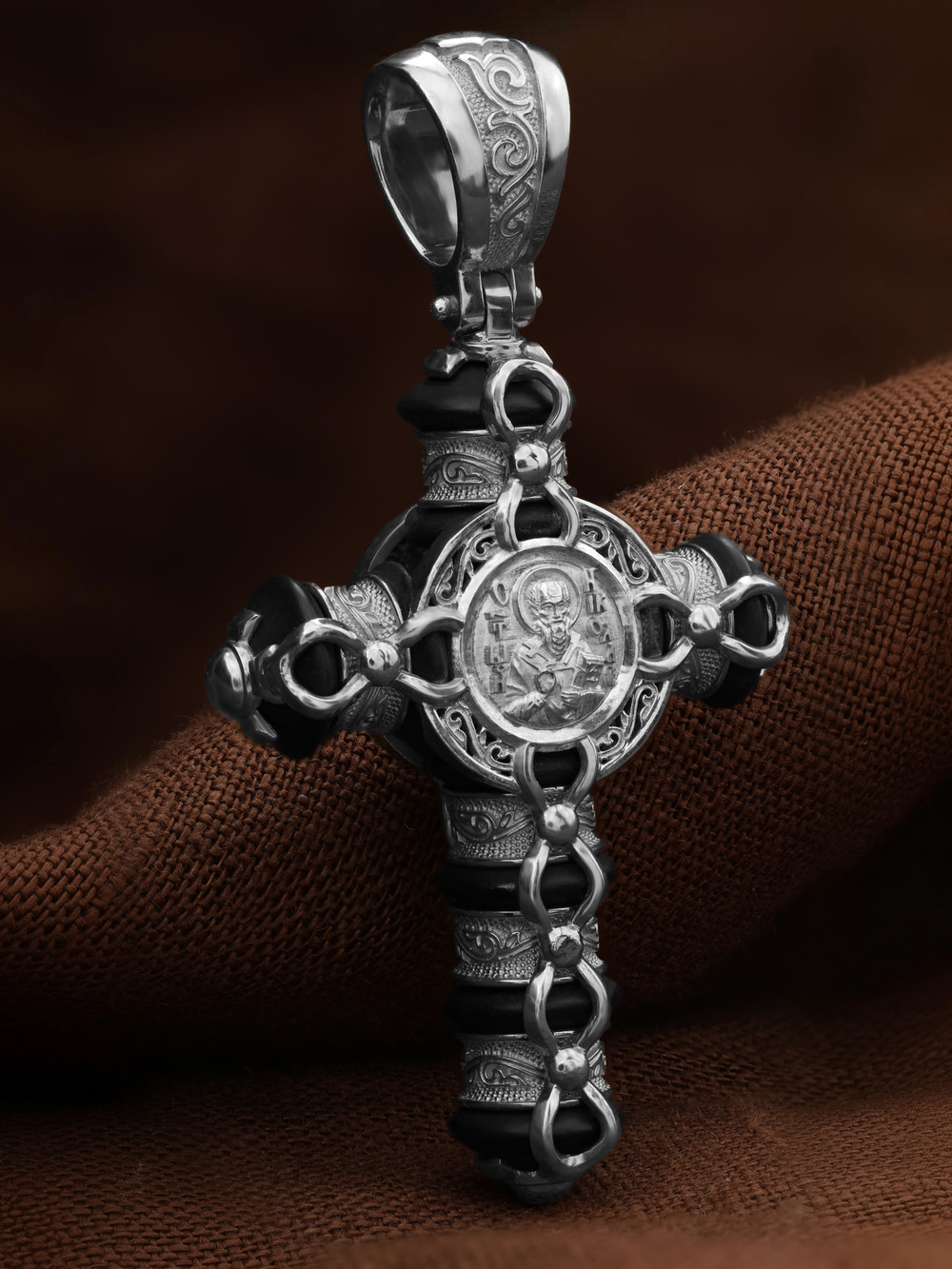 Крест из белого золота c ониксом