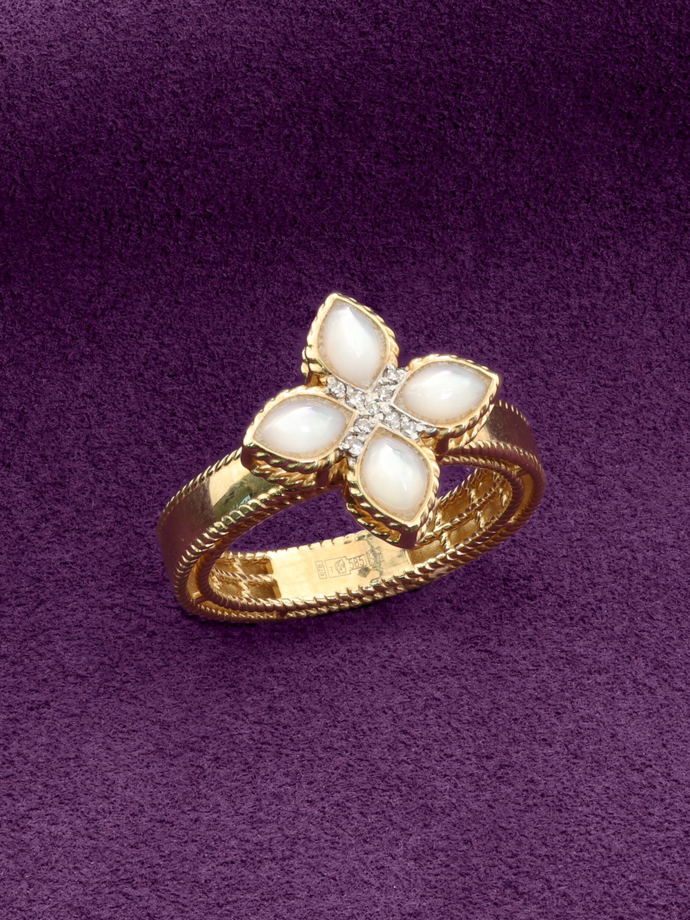 Кольцо из золота c бриллиантами и перламутром