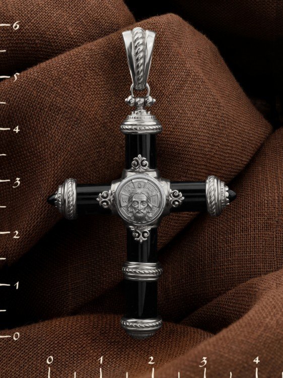 Крест из белого золота c ониксом