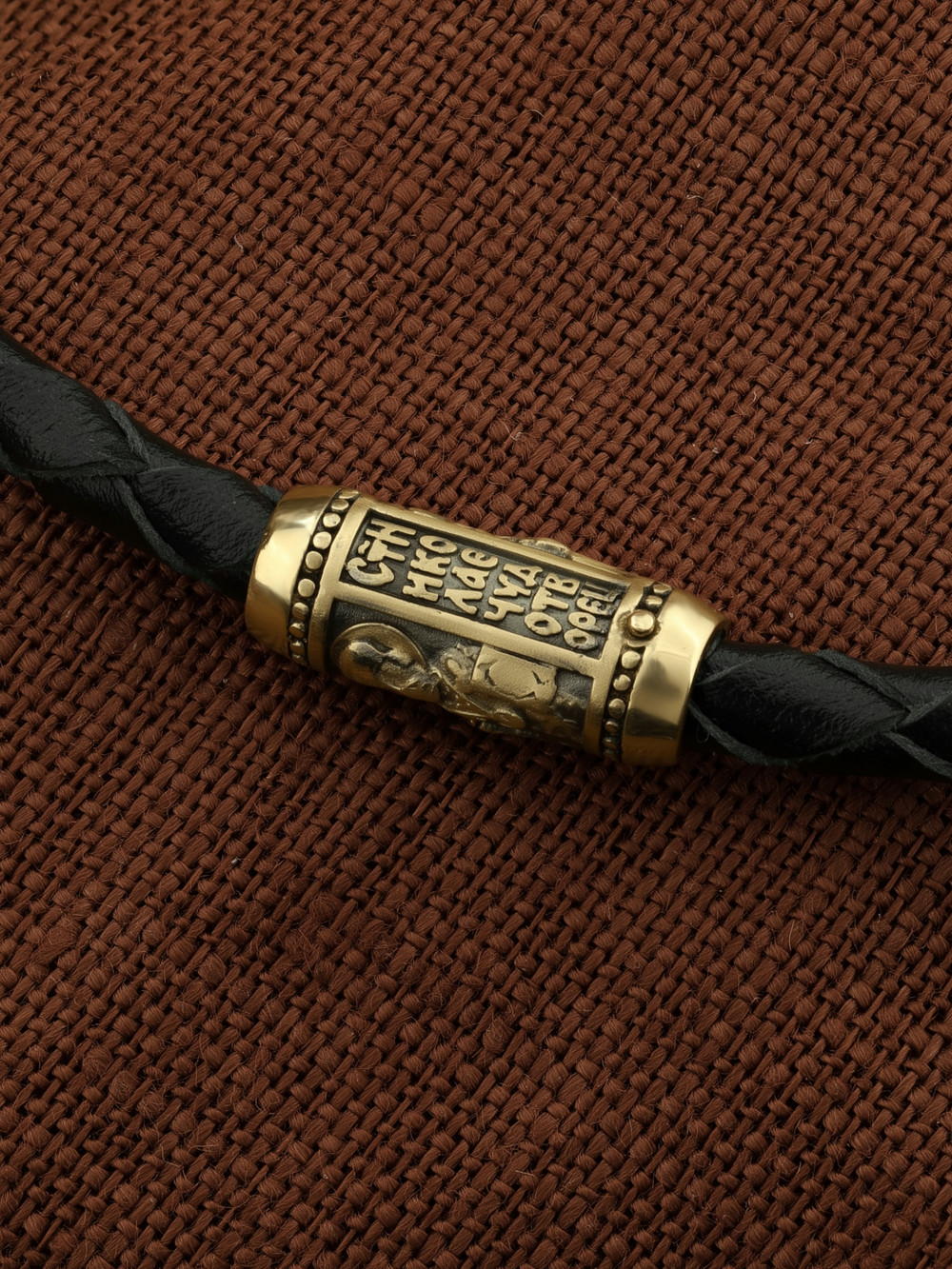 Браслет из лимонного золота c кожаным шнурком