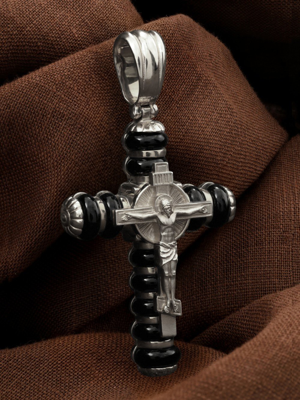 Крест из белого золота c ониксом