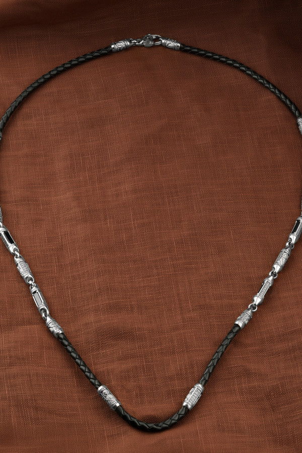 Шнурок кожаный из белого золота c кожаным шнурком и ониксом