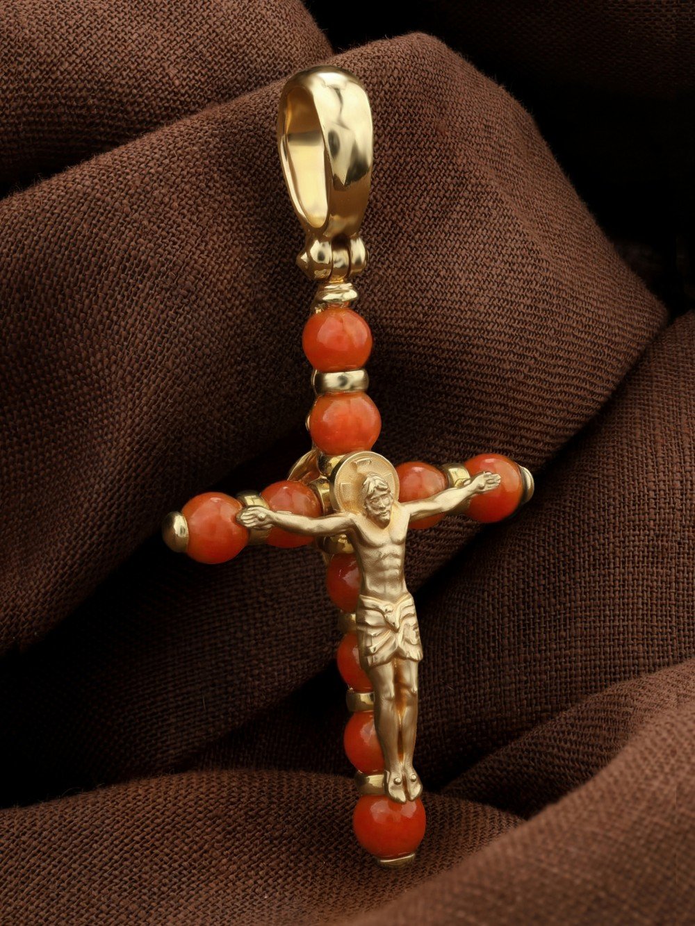 Крест из лимонного золота c кораллом