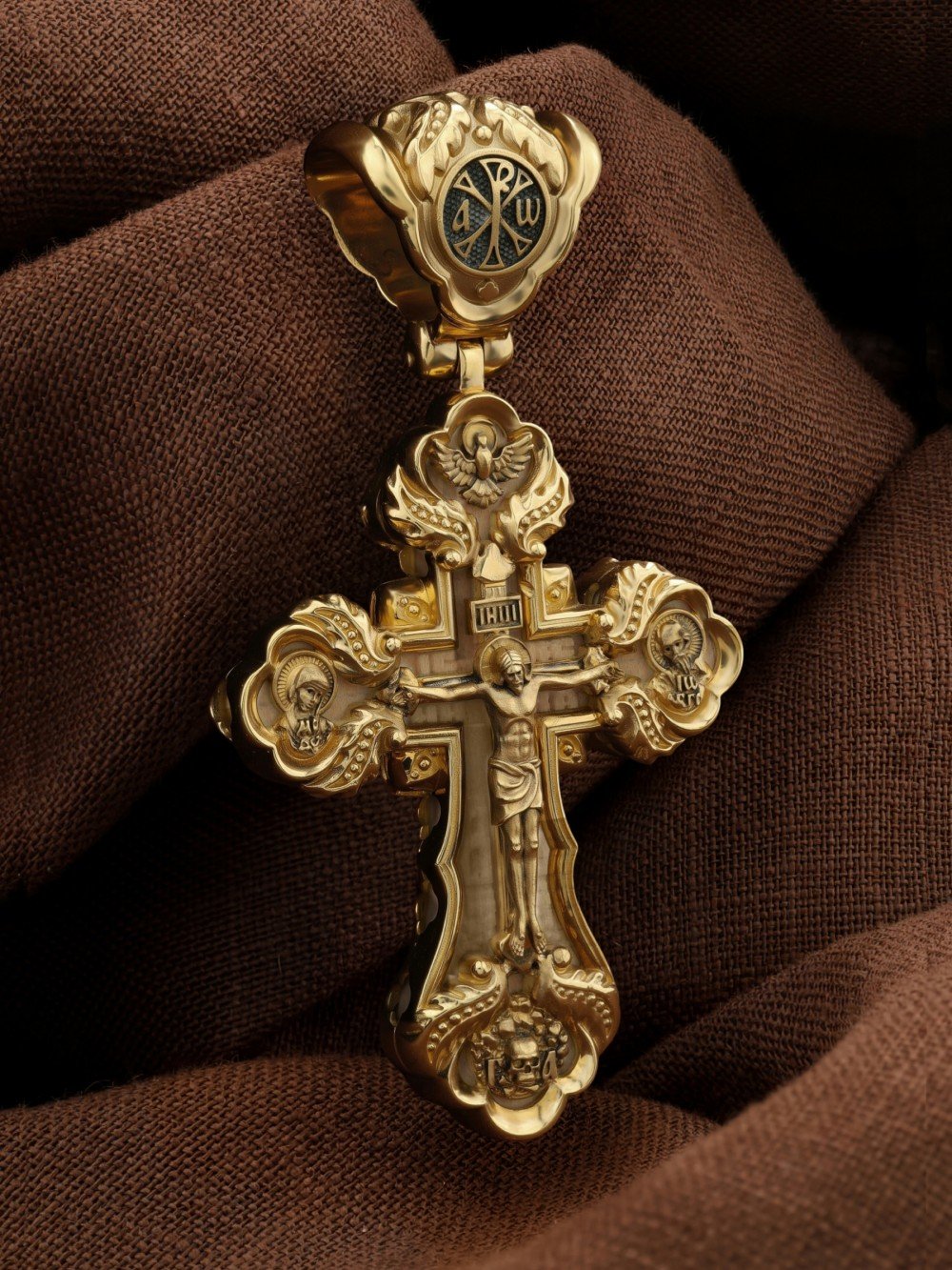 Крест из лимонного золота c деревом груши