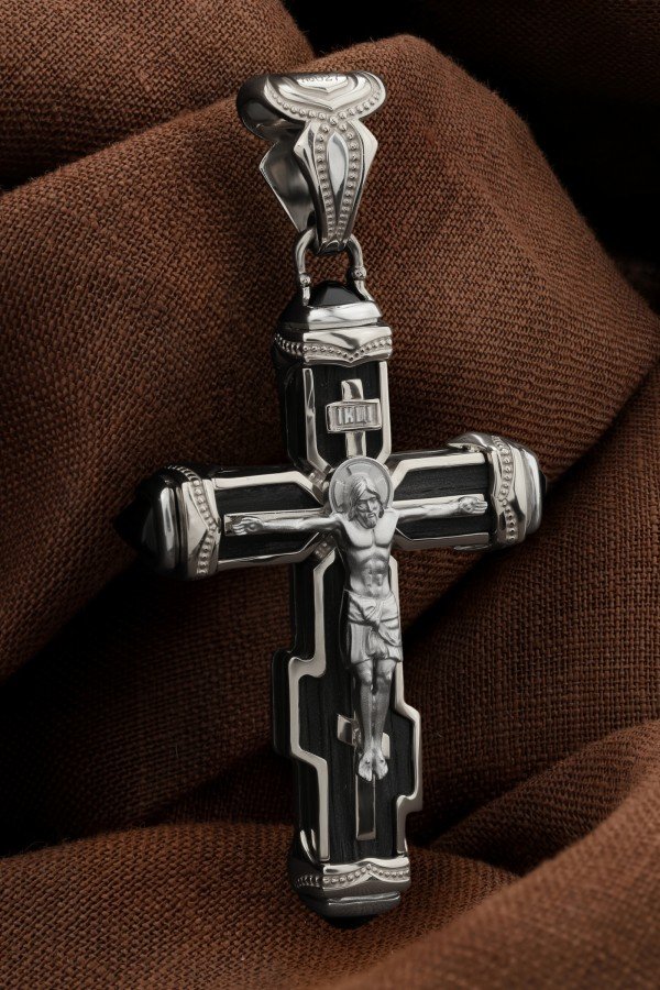 Крест из белого золота c ониксом и эбеновым деревом