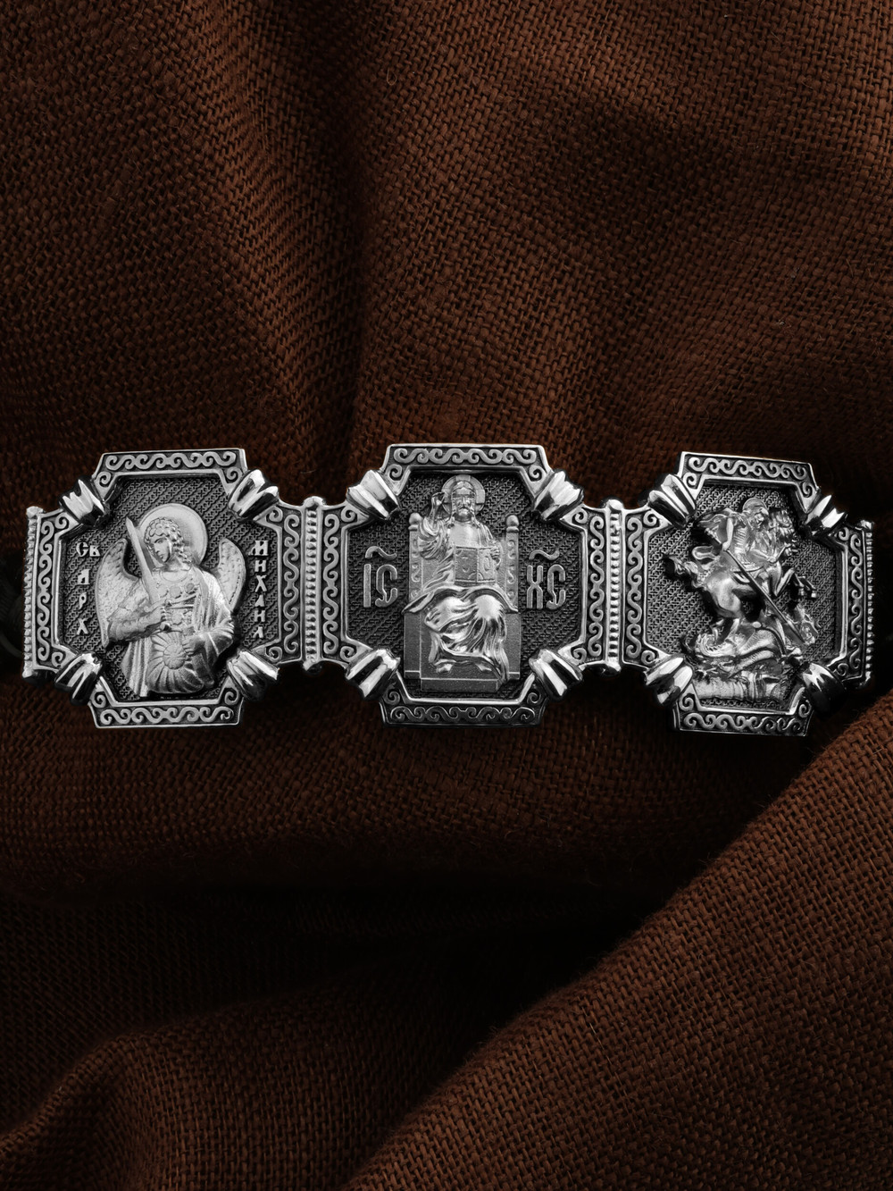 Браслет из белого золота c шнурком