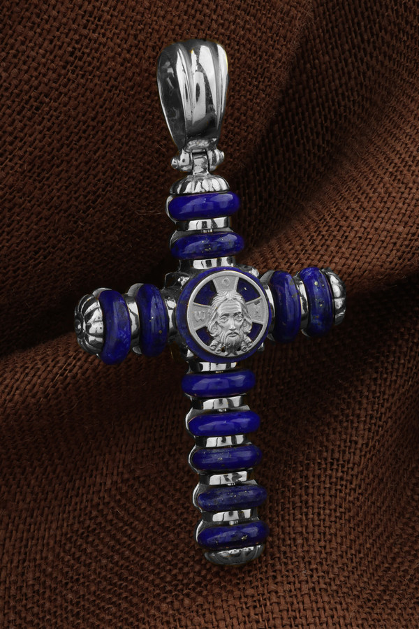 Крест из белого золота c лазуритом