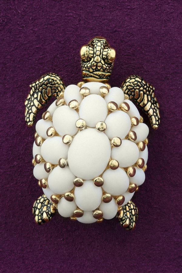 Брошь из лимонного золота c эмаль и бивнем мамонта